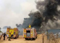 El incendio afectó un parqueadero de la Secretaría Técnica de Inmobiliar y varios vehículos.