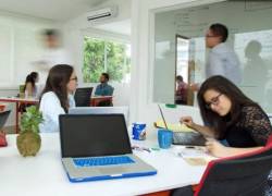 Un espacio de coworking con profesionales en plena actividad.