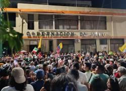 Fotografía de cientos de manifestantes a las afueras de la Gobernación.