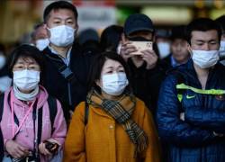 Ciudadanos usando mascarillas en China como medida de prevención ante virus respiratorios.