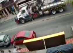 El camión avanzó varias cuadras hasta que se detuvo, pero ya era demasiado tarde porque la víctima estaba muerta.