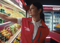 Una de las personal shopper selecciona alimentos de un pedido en un supermercado.