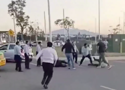 Pelea taxistas tradicionales contra conductores de aplicaciones.