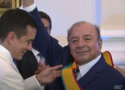 Noboa condecorando a su padre durante la sesión solemne por los 204 años de Independencia de Guayaquil.