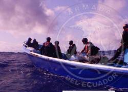 Golpe al narcotráfico: Armada captura lancha con 1,6 toneladas de droga en el océano Pacífico y detiene a tres personas