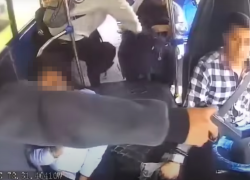 Detienen a sujetos que asaltaron en un bus de la avenida Simón Bolívar.