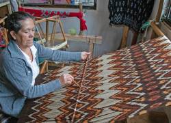 Artesana trabaja en la elaboración de la macana, un paño fino creado de forma tradicional y única.