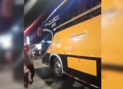 El bus en el que se transportaban los trabajadores españoles.