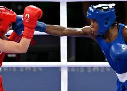 La ecuatoriana María José Palacios (d) golpea a la australiana Tyla McDonald en los 60 kilos de boxeo femenino en los Juegos Olímpicos París 2024. La tricolor ganó y está en cuartos de final.