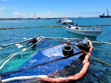 Controlada la situación tras el hundimiento de gabarra en Galápagos