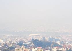 Toma aérea del norte de la capital. La visibilidad se ha reducido ampliamente por la expansión de la humareda.