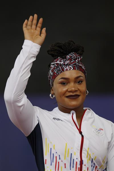 $!La pesista Neisi Dájomes es la primera mujer en ganar una medalla de oro.