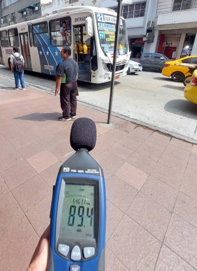 En Quito y Guayaquil, los niveles de ruido registrados por GAES alcanzan entre 89 y 97 dB en áreas de alta afluencia de personas.