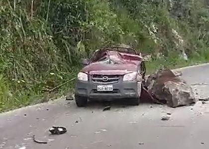 $!Captura de video que registró el daño que la roca ocasionó a la camioneta.