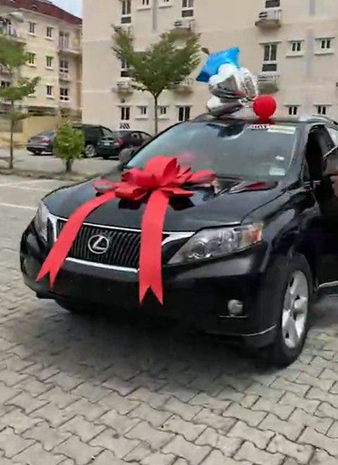 $!Sus amigos le regalaron un auto y dinero en efectivo por su cumpleaños