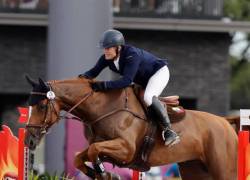 El jinete suizo-ecuatoriano Nicolás Wettstein quedó fuera de competencia en salto largo de París 2024.