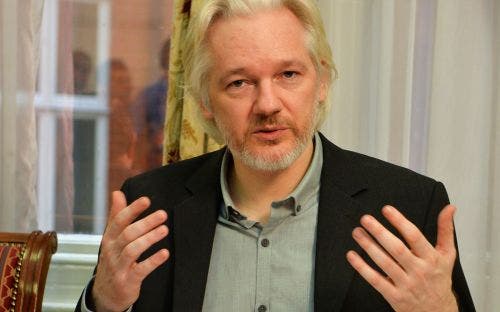 Patiño: si Assange no es acusado podría venir a Ecuador