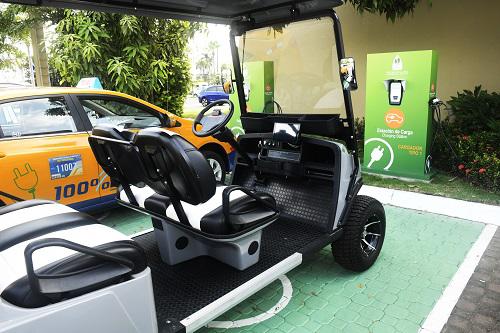 $!Parque de la paz adquirió recientemente una carroza eléctrica y dos carros eléctricos, para la movilización de los deudos y el traslado de ataúdes. Esta inversión bordeó los 80.000 dólares.