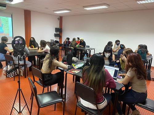 $!Estudiantes de psicología de Universidad Casa Grande y su docente Carlos Chimborazo, realizan un taller en la clase de Corrientes Psicológicas 1 cognitivo conductual.