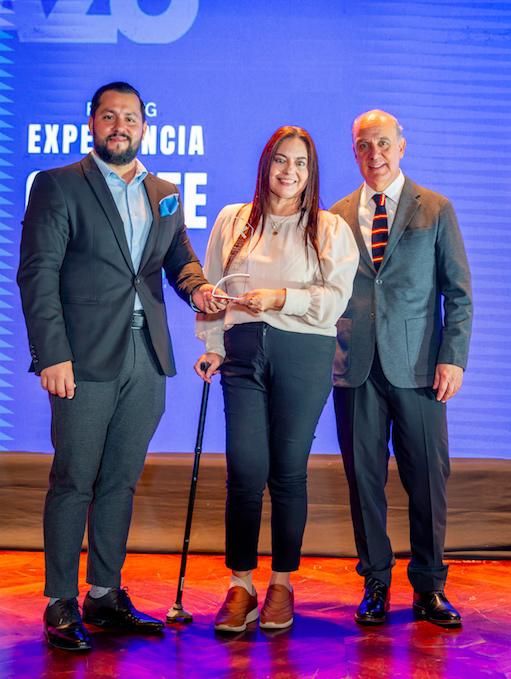 $!Ayda Andrade, directora de Servicio al Cliente de Yanbal, recibe el reconocimiento de manos de Jorge Cavagnaro, editor general de Vistazo y Emilio Sierpe de Praxis.