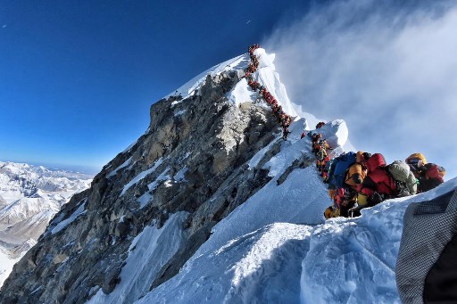 Exceso de gente en la cima del mundo