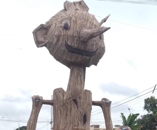 Guillermo del Toro comparte por Twitter las fotos del año viejo de Pinocho, hecho a semejanza del de su película