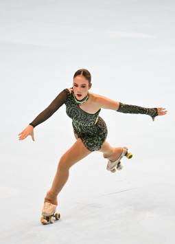 La joven patinadora demuestra su talento en pistas internacionales, destacando siempre por su excelente desenvolvimiento artístico.