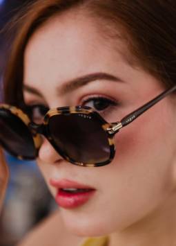 Las gafas elegidas según la forma de tu rostro y el tono de tu piel pueden ayudar a resaltar tu imagen personal.