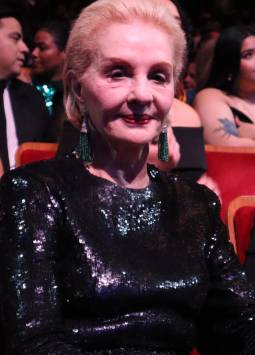 La diseñadora venezolana Carolina Herrera posa en los XXXVII edición de los premios de la Fundación Herencia Hispana este jueves, en el Kennedy Center en Washington (EE. UU).