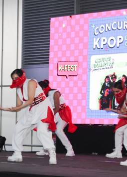 Los concursos de K-pop dance cover son uno de los puntos más esperados del evento, con premios de $700 para el primer lugar y $300 para el segundo, además de gift cards para los finalistas.