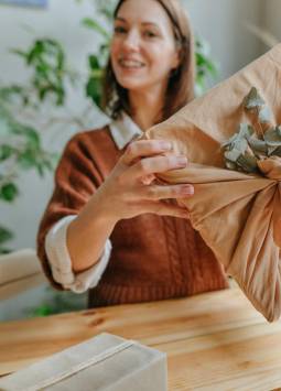 Elegir productos de buena calidad, elaborados localmente y con materiales reciclados o reciclables son una buena opción de compra inteligente y con consciencia por el medio ambiente.