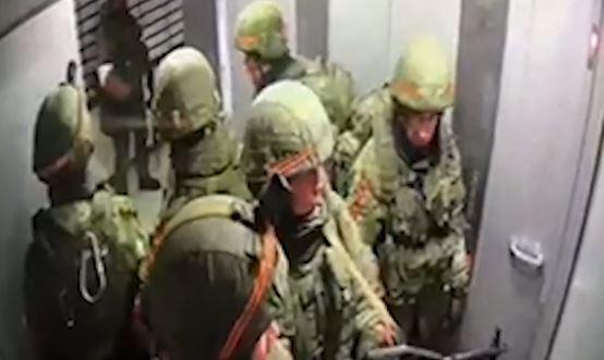 Militares rusos invaden un edificio de departamentos en Kiev y retienen a residentes