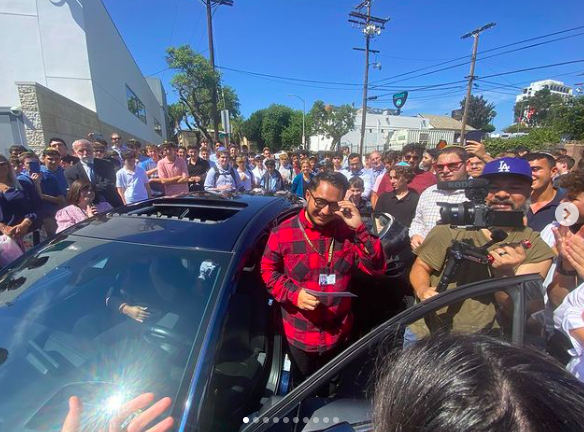 Alumnos recolectan 30 mil dólares y le regalan un auto a su profesor que tardaba cuatro horas en llegar a la escuela