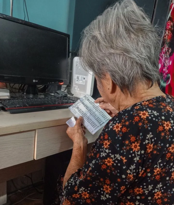 $!Mujer de 93 años termina la primaria con la ayuda de su bisnieta