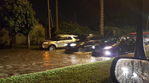 Tráfico y calles inundadas por fuerte lluvia en Guayaquil y Samborondón
