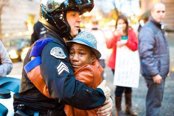 Las historia tras la fotografía del abrazo entre un policía blanco y un joven negro