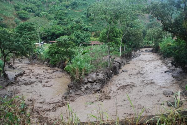 Al menos 33 muertos y varios desaparecidos por avalancha en Colombia