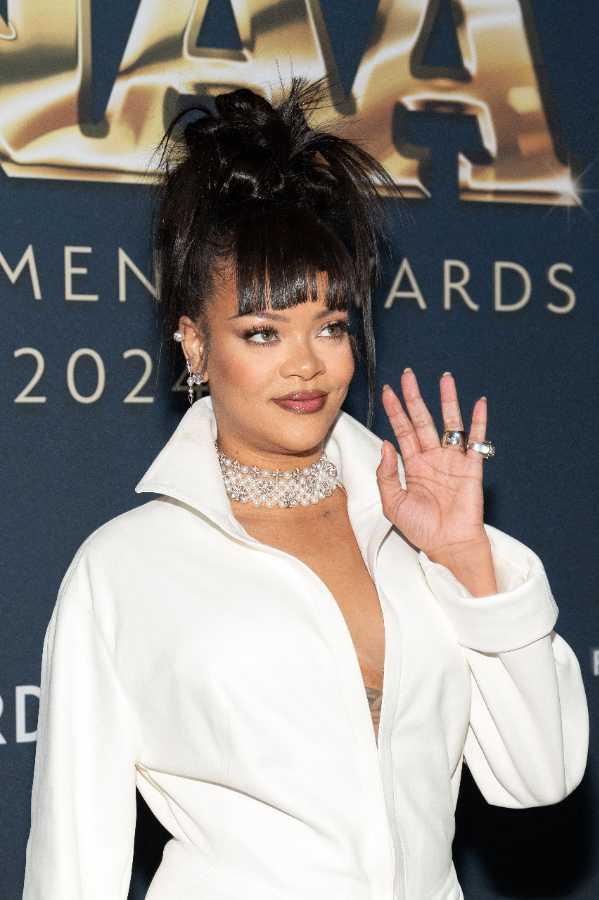 $!La fortuna de Rihanna, de 1.4 mil millones, proviene de su línea de cosméticos y lencería, consolidándola como una de las mujeres más ricas del mundo.