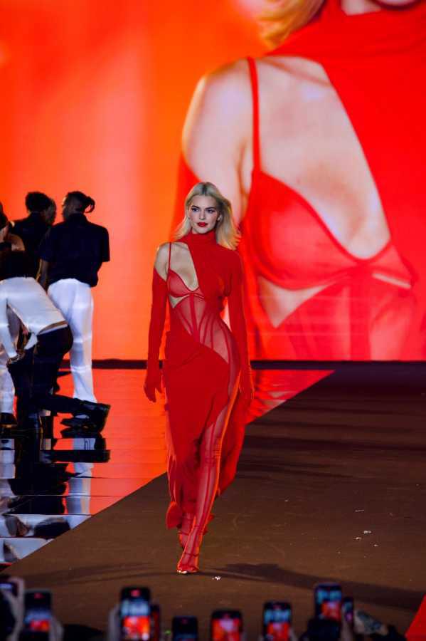 $!Kendall Jenner desfiló por la pasarela luciendo el color de la noche. La modelo se llevó las miradas vistiendo un enterizo con trasparecia.