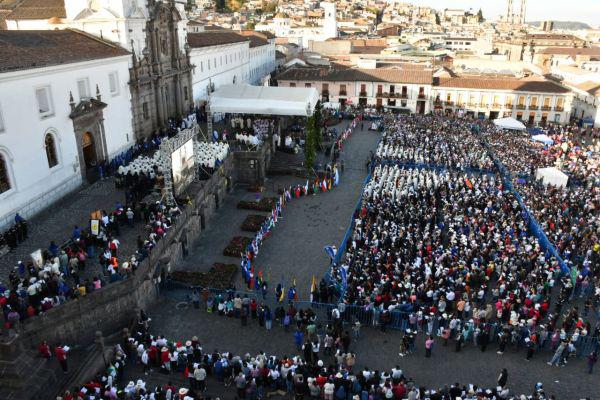 $!Una misa multitudinaria se efectuó en la Iglesia de San Francisco de Quito como parte del Congreso “Fraternidad para sanar el mundo”.