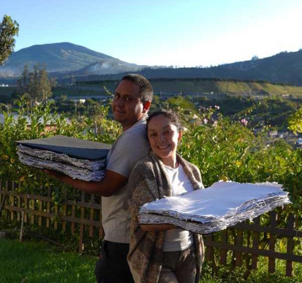 $!Mayri y Esteban con láminas de papel semilla en la planta de producción.