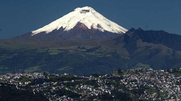 Volcán Cotopaxi registra leves emisiones de gas y vapor