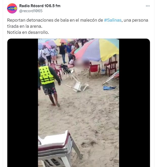 $!En videos divulgados en redes sociales, se puede observar a varias mujeres auxiliando al herido en la playa de Salinas.