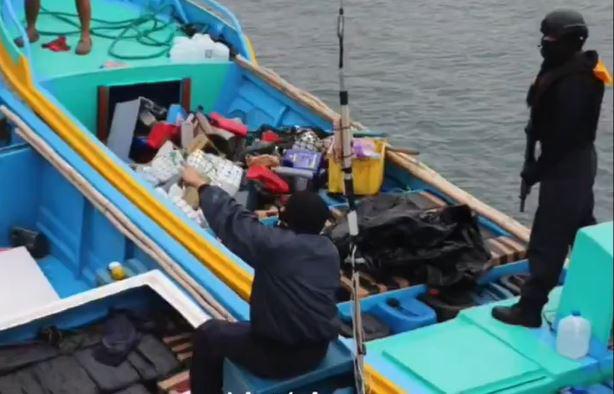 $!Fotografía de una de las lanchas que transportaba la droga.