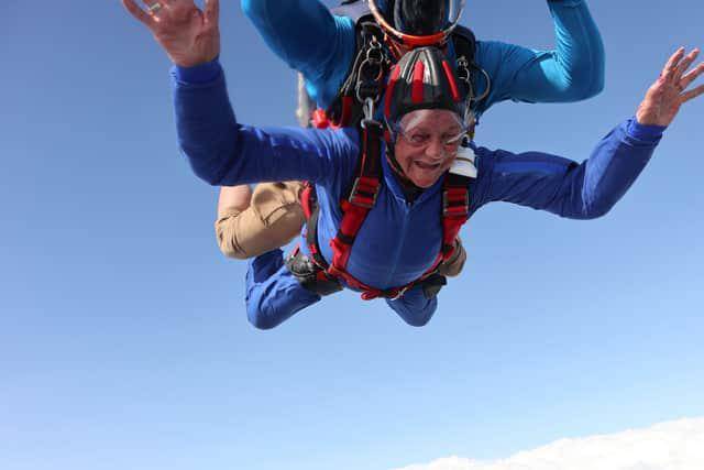 Hilary Oxley, la mujer que celebró sus 90 años saltando de un avión