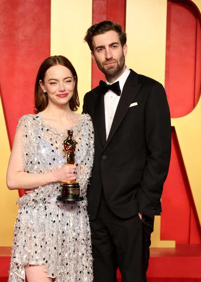 $!La ganadora de la noche Emma Stone, asistió con su esposo, el director Dave McCary a la Fiesta del Oscar de Vanity Fair 2024.