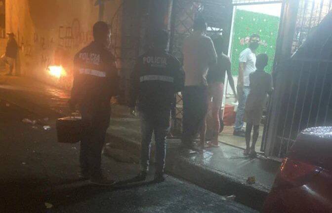 Sujeto dispara a policía que se encontraba en una fiesta de cumpleaños en el suburbio de Guayaquil