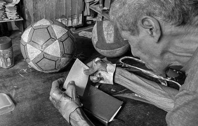 Luis Chóez reparando un balón.