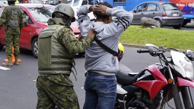 Sargento del Ejército es enviado a prisión por intentar ingresar un celular oculto en su casco a la cárcel de Cuenca