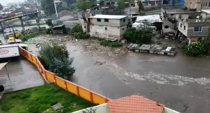 Intensa lluvia y desbordamiento de quebrada afectaron el Sur de Quito